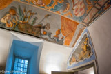 <center>Le château de Saumane. </center> Au-dessus de la fenêtre, des objets de tous les jours qu'on utilise comme décor, dans l'esprit du XVIIIe.