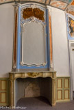 <center>Le château de Saumane. </center> Cheminée en plâtre peint, dont le trumeau est en partie d'origine du XVIIIe.