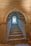<center>Le château de Saumane. </center> Superbe escalier à double révolution et à voûte à caissons.