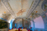 <center>Le château de Saumane. </center> Salle à manger d'apparat dans la tradition du XVIIIe, à l'étage noble, avec des fresques en trompe-l'oeil.