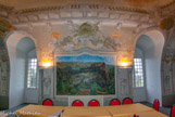 <center>Le château de Saumane. </center> Au-dessous des armes de la nature, une fresque qui montre le château tel que l'a peut être connu le marquis quand il est arrivé ici.