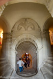 <center>Le château de Saumane. </center> Superbe escalier à double révolution et à voûte à caissons.