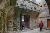 <center>Le château de Saumane.</center> Il est doté d'un puissant système de défense et d'un bastion d'accès qui rivalise en originalité et fonctionnalité avec des exemples plus prestigieux.