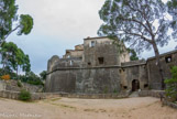 <center>Le château de Saumane.</center> Le château de Saumane constitue en matière d'architecture défensive l'un des exemples les plus spectaculaires dans la liste, pourtant longue, des châteaux de Provence. Cette singularité est due notamment à l'association au sein d'un même ensemble d'un palais de cardinal daté XIVe siècle et d'une villégiature d'époque Renaissance aux allures de bastion caparaçonné.