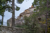 <center>Le château de Saumane.</center> Depuis 1451 la seigneurie dépend de la famille des Sade, implantée dans la région depuis le XIIe siècle, et a qui l'on doit les grandes transformations importantes opérées dès la fin du XVIe siècle. Notez la construction dans les années 1595 de la forteresse adossée, au nord et sur toute sa longueur, à l'ancien palais cardinalice. Sous l'aspect dissuasif et sévère du monument, tel qu'il se présente au nord se cache cependant une résidence luxueuse qui emprunte, avec un léger retard, à l'architecture des châteaux de la vallée de la Loire