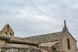 <center>L'église Saint-Trophime de Saumane.</center> Toit en lauzes et  clocher-arcade à double- baie (cloche datée de 1400).