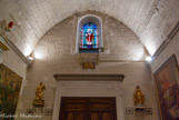 <center>L'église Saint-Trophime de Saumane.</center> A gauche, statue de Saint Gens. Patron des agriculteurs de toute la Provence. Gens Bournareau naquit en 1104 à Monteux, dans une modeste famille d'agriculteur. Gens qui signifie gracieux, beau comme un rayon de soleil, fut un enfant extraordinaire.Chassé de Monteux, il s'installa en solitaire dans un vallon près du Beaucet. Il consacra sa vie à prier pour la conversion des Montiliens et pour les pécheurs. Il labourait dans la journée le petit terrain qu'il s'était choisi et l'ensemençait. Les deux vache, données par son père, lui étaient précieuses. Un jour qu'il était plongé dans la prière, un loup se précipita sur l'une de ses deux vaches, la saigna à la gorge et la fit périr. Gens apprivoisa le loup et le contraignit à labourer aux côtés de son autre vache. Ce fut son premier miracle. Cet animal redoutable devint son fidèle serviteur.