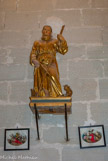 <center>L'église Saint-Trophime de Saumane.</center> A Monteux, devant la sécheresse qui sévissait sur le territoire, les consuls demandèrent à Berthe, sa mère, à rechercher Gens à travers les monts du Vaucluse. Après l'avoir retrouvé, Berthe demanda à son fils un peu d'eau pour étancher sa soif. Aussitôt, une fontaine d'eau se mit à couler sous sa main. Ce fut le deuxième miracle de Saint-Gens. Gens demanda aux prêtres d'organiser une procession. Le tour de Monteux n'était pas encore achevé que la pluie bienfaisante se mit à tomber ramenant la prospérité dans le pays. Ce fut le troisième miracle de Saint-Gens. Depuis on l'invoque pour obtenir la pluie. Il mourut en 1127 et sa tombe, siège de miracles, devint lieu de pèlerinage.