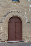 <center>L'église Saint-Trophime de Saumane.</center> La porte est ornée d'une frise qui souligne l'archivolte et qui est unique.