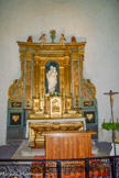 <center>L'église paroissiale Notre-Dame à Venasque. </center>Max Bernus, artiste baroque de la région (1650-1720) travailla le bois recouvert d'or. Sur les cotés des trompe-l'oeil, en haut deux puttis assis, des flamme et des pots à feu.
