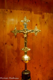 <center>L'église paroissiale Notre-Dame à Venasque. </center>Croix de procession du XVème siècle en argent plaqué sur du bois, fabriquée par Maître Bonet Berard, orfèvre en Avignon selon une commande datée du 2 Janvier 1498. Il y a, d'un côté, le Christ, au centre de la croix d'argent avec les quatre évangélistes aux quatre extrémités du crucifix : l'aigle pour st Jean en haut, le taureau pour st Luc à droite, le lion pour st Marc à gauche, l'homme pour st Matthieu en bas