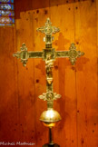 <center>L'église paroissiale Notre-Dame à Venasque. </center>De l'autre côté, la Vierge Marie est au centre de la croix ; au dessus, l'évêque saint Siffrein sera représenté, à droite il y aura une représentation de saint Jean Baptiste, à gauche une représentation de saint Jean l'évangéliste, en bas, une représentation de saint Antoine, abbé ; ces personnages seront en argent fin.