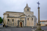 <center>L'église paroissiale Notre-Dame à Venasque. </center>Les proportions de cette église, aux arêtes nettes, donnent une apparence massue et imposante à l'édifice.
Le monument est orienté, c'est-à-dire que son chœur est dirigé vers l'est. Cette disposition classique d'une église est ici marquée d'une particularité : l'abside n'est pas dans l'axe de la nef. Cette singularité, que certains ont voulu voir symbolique, car rappelant le visage penché du Christ sur la croix, est plutôt due à l'intégration de l'édifice primitif du VIème siècle qui a pu être conservé dans la nouvelle édification du XIIIème siècle. Des bas-côtés jusqu'au sommet du clocher, les masses architecturales s'étagent élégamment en s'amenuisant. Le clocher est surmonté d'une balustrade.