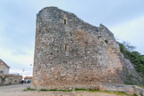 <center>Les tours de Venasque. </center> Au XIIème siècle, on remonte les remparts toujours sur cette même ligne originelle. Sous la menace des invasions, on retourne sur les hauteurs se protéger et les remparts retrouvent leur fonction défensive. On peut voir que les élévations sont composées de moellons de pierre de différentes tailles et grossièrement équarris, formant des assises plus ou moins droites. Tout est aménagé selon le langage classique de l'architecture militaire médiévale. Les tours sont retranchées, un chemin de ronde règne intérieurement au sommet de l'enceinte. Les tours sont équipées d'archères : ces meurtrières pour le tir à l'arc sont placées à hauteur d'homme et à un point d'action de la défense.