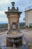 <center>La Planette. </center> Une fontaine commémorative du rattachement du Comtat à la France. Cette fontaine fut dressée en 1891 à l'occasion du centenaire du rattachement du Comtat à la France. En effet, le 14 septembre 1791, le Comtat Venaissin, qui appartenait au Saint-Siège depuis 1229, fut réuni au territoire français. Cette annexion fut officialisée par le Pape Pie VI avec le traité de Tolentino le 19 février 1797. La fontaine porte d'ailleurs sur sa face, côté rue, l'inscription dédicatoire « à la France » avec, au-dessus, la date anniversaire.