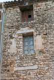 <center>La Planette. </center> Au premier étage d'une maison, une fenêtre en pierre de taille conserve un encadrement mouluré et une archivolte polylobée dont le cordon forme six lobes rayonnant autour du sommet de la baie. Au regard de cette caractéristique, cette ouverture daterait du XIIIème siècle, la fenêtre devait alors être une baie géminée.