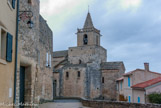 <center>L'église paroissiale Notre-Dame à Venasque. </center>Le clocher avec gargouilles fut élevé à partir de la base du campanile roman.