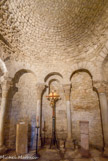 <center>L'édifice quadrilobé dit « le baptistère» </center> Branche de gauche. Au sommet des colonnes, les chapiteaux sont pour certains des pièces antiques, pour les autres des oeuvres romanes dont le décor est à rapprocher du l'art roman provençal du XIème siècle.