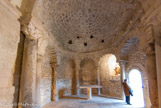 <center>L'édifice quadrilobé dit « le baptistère» </center> Branche du fond. Dans la voûte en cul-de-four se trouvaient des vases résonateurs (c'est une technique qui nous vient des romains, ces derniers l'avaient empruntée aux grecs). Cela sera employé dans les églises jusqu'à la période gothique où l'on positionne des poteries fines incluses dans la maçonnerie. Seuls les orifices réguliers (les cols des vases) d'environ dix à quinze centimètres de diamètre étaient visibles. Ici, nous voyons ces trous irréguliers car, dans le courant du XIXème siècle, il y a eu un grand élan pour rechercher ces vases acoustiques. Sous prétexte de les étudier, on a essayé de les enlever et on les a cassés, d'où ces trous aujourd'hui. Certains vases avaient quatre-vingt centimètres de profondeur. L'acoustique de ce lieu est extraordinaire. À cette époque, une grande partie de la liturgie était chantée.