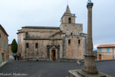 <center>L'église paroissiale Notre-Dame à Venasque. </center>Sa toiture, à quatre pans, est décorée de motifs de crochets courant le long des arêtes. Surgissant des angles du clocher, quatre gargouilles saillantes permettent de cracher les eaux de pluie à distance des murs. La toiture est faite de dalles de pierre. Ce choix de matériaux pour la couverture d'un édifice est assez courant dans le Comtat, riche en carrières de pierre. Sur la droite, deux petites arcades car on comptait faire un cloitre.