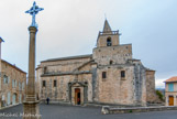 <center>L'église paroissiale Notre-Dame à Venasque. </center>Une source historique nous éclaire sur la datation de l'église. En 1258, l'abbé de Montmajour fit un don à l'évêque de Carpentras pour qu'il reconstruise l'église de Venasque. Le terme de reconstruction induit donc un édifice antérieur. Cet édifice primitif a du être bâti au VIème siècle, peut-être sous l'épiscopat de Saint Siffrein, car nous savons que ce dernier fit bâtir à Venasque une église dédiée à Sainte-Marie. L'église du XIIIème siècle fut ensuite remaniée aux XVIème et XVIIIème siècles.