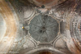 <center>L'église paroissiale Notre-Dame à Venasque. </center>La croisée est couverte d'une coupole octogonale nervée sur trompes, ornées du tétramorphe, les symboles des quatre évangélistes. Les trompes permettent de passer du plan octogonal de la coupole au plan carré de la croisée.
