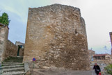 <center>Les tours de Venasque. </center> Ces vestiges, tels qu'on les voit  actuellement sont majoritairement des constructions des XIème - XIIème siècles. Forteresse naturelle, le site de Venasque est défendu de trois cotés par des parois abruptes. Pour ce côté-ci, il fallut donc ériger une protection bâtie pour combler la lacune du terrain.