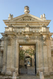 <center>La chartreuse du Val-de-Bénédiction </center> Façade intérieure : Elle propose un décor profane totalement différent.