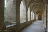 <center>La chartreuse du Val-de-Bénédiction </center> Le petit cloître, ou cloître de l'église, appartient avec celle-ci et le grand cloître aux constructions d'Innocent VI. Sur la galerie E. s'ouvrent l'ancienne salle capitulaire et, à côté, au fond d'une courette, la cellule du sacristain.
