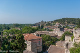 <center>Villeneuve lez Avignon</center> Au loin, la tour Philippe le Bel. Haute de 39 m, elle a été construite entre 1292 et 1307 sur le rocher à la tête du pont Saint-Bénézet pour tenir Avignon en respect. Au XIVe s. on ajoute un étage supplémentaire et, au siècle suivant, une tourelle de guet.