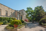 <center>Abbaye Saint André</center> L'abbaye bénédictine de Saint-André fondée autour de la grotte de sainte Casarie, est presque entièrement reconstruite au XVIIe s. Au début des années 980, les bénédictins fondent une abbaye. Garnier, évêque d'Avignon, donna biens et menses à l'abbaye par un acte daté du 6 mai 982 dont les églises de Saint-André et de Saint-Paul sur le terroir du « vicus » de Fréta, qui a succédé à Glanum. Les souverains pontifes prirent rapidement l'abbaye sous leur autorité et, en 999, Grégoire V avalisa la liste de ses prieurés languedociens. L'abbé de Saint-André, au cours de la croisade contre les Albigeois, en 1226, et lors du siège d'Avignon par Louis VIII, roi de France, rejoint ses troupes. La conséquence de cette alliance est que le fief allodial de Saint-André est désormais partagée, par un acte de paréage, entre le roi et l'abbé.
Quant à Philippe le Bel, en 1292, il signe avec l’abbé de Saint-André un nouvel acte de paréage qui prévoit l'édification de deux forteresses royales. Seule reste à l’entrée du pont Saint-Bénezet la Tour Philippe-le-Bel. Au XIVe siècle, la papauté d'Avignon remit en commande la charge d'abbé de Villeneuve aux membres des familles pontificales ou de ses alliés.
