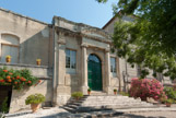 <center>Abbaye Saint André</center> L'époque des papes d'Avignon est la période faste de cette abbaye, puis il y a une décadence, les moines ne vivaient plus en respectant les règles. Pour la reprendre en main on envoie la communauté de St Maur. Quand les mauristes ont restauré les abbayes, ils ont fait de véritables châteaux des moines. Ils se sont adressés ici à Pierre Mignard, le fils de Nicolas Mignard, le peintre d'Avignon. Quand Mignard meurt début du XVIIIe, c'est Jean Baptiste Franque qui lui succède et quitransmet à Jean Ange Brun, son neveu. Le bâtiment est à peine achevé quand la révolution éclate. En 1792, vente en bien national, tout est démantelé. Il y a eu des habitations diverses, des religieuses de Namur s'y installèrent, puis ce fut un orphelinat. Enfin Gustave FAYET, né à Béziers en 1865, propiétaire de l'Abbaye de Fontfroide en 1908, acquit en 1916 l'Abbaye Saint André qu'Elsa KOEBERLE habita et restaura jusqu'à sa mort en 1950, aidée par Genia Lioubow.