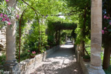 <center>Abbaye Saint André</center> La bâtisse est entourée d'agréables jardins et terrasses, d'un goût très italianisant.