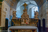 <center>L'église Notre-Dame </center>Autel en marbre polychrome, surmonté d'un tabernacle de rocher qui symbolise le Golgotha, avec le crâne d'Adam, des anges adorateurs de chaque coté.