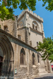 <center>L'église Notre-Dame </center>Fondée en grande partie en 1333, cette église n'avait, à l'origine, pas de choeur : la tour qui s'élève à l'E., bâtie en 1335 pour servir de beffroi et peut-être de tour de défense, ne comprenait qu'un étage reposant sur quatre piliers, le rez-de-chaussée servant de passage public. En 1350, le chapitre fit murer le passage et le transforma en chœur après l'avoir réuni à la nef par une courte travée voûtée en berceau. Vers 1355, la tour fut surélevée d'un second étage fortifié.