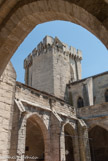 <center>Cloitre de l'église.</center> Le cloître (fin XIVe s.) est assez bien conservé. Il est dominé par le beau petit clocher à  arcade gothique qui, sur le flanc N. de l'église, lui servait à l'origine de campanile. Derrière, la grande tour.