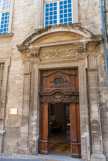 <center>Musée municipal.</center> L'ancienne livrée du cardinal de Pampelune, Pierre Selva de Montirac, où mourut en 1387 Pierre de Luxembourg, a été reconstruite (XVIIe s.) et abrite aujourd'hui le musée municipal.