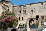 <center>Ancienne livrée de la Thurroye/center> Les livrées avaient en général deux cours : la première entourée des bâtiments nobles, la seconde, plus petite, entourée des services. Au centre de cette grande cour, un puits.