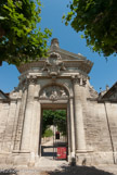 <center>La chartreuse du Val-de-Bénédiction </center> Façade extérieure : Elle est composée d'une porte rectangulaire placé sous l'imposte d'un arc en plein cintre L'ensemble s'insère entre deux colonnes engagées, portant un entablement et un fronton triangulaire. Le cartouche monumental porte le nom de la maison 