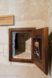 <center>La chartreuse du Val-de-Bénédiction </center> Par le tour, passe-plat situé à droite de la porte, le père reçoit sa nourriture ainsi que les documents dont il a besoin pour son travail.