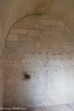 <center>La chartreuse du Val-de-Bénédiction </center> Grâce aux ouvertures convergeant vers la chapelle du 1er étage, les prisonniers peuvent suivre les offices de leur cellule.
