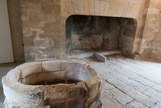 <center>La chartreuse du Val-de-Bénédiction </center> Les caves dites du pape sont creusés au nord du palais, tandis que l’entrée du palais et de ses dépendances s’installe au sud, dans le bâtiment dit plus tard « du procureur ». Dans la première partie du bâtiment deux grandes pièces superposées étaient réservées à la lessive. Le travail de blanchisserie était confié aux prisonniers logés ici dans des cellules aménagées de telle sorte qu'ils pouvaient assister à l'office de la chapelle centrale grâce à des ouvertures obliques creusées dans les murs.