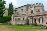 <center>La chartreuse du Val-de-Bénédiction </center> Au fond, la chapelle du Tinel. Le Tinel, ancien réfectoire des pères (ils n'y prenaient en commun que le repas du dimanche), était primitivement la salle d'audience de la livrée cardinalice protégés par une toiture provisoire, ses murs sont recouverts d'une décoration en stuc du XVIIIe s.