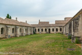 <center>La chartreuse du Val-de-Bénédiction </center> Le grand cloître, ou cloître du cimetière, bordé de cellules de pères chartreux, a été remanié aux XVIIe et XVIIIe s. Seule la partie S. en est pour l'instant dégagée c'est là que se trouvait le cimetière
