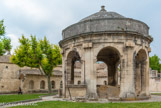 <center>La chartreuse du Val-de-Bénédiction </center> En 1372, Pierre de Monteruc, neveu, du pape fondateur Innocent VI, doubla le nombre des pères de chœur. II transforma les bâtiments occidentaux de l'ancienne livrée (hôtel particulier), en partie détruite par un incendie en 1365 et fit construire douze nouvelles cellules. On appelle cette partie de la chartreuse le Cloître Supérieur ou cloître St Jean. Il a perdu ses galeries. La construction s'est  développée sur une faible hauteur réputée pour la pureté de l'air. C'est pourquoi on prit l'habitude d'y loger les malades.