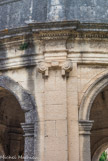 <center>La chartreuse du Val-de-Bénédiction </center> Les clefs et les chapiteaux, à l'exception d'un seul, sont juste épannelés (non décorés).