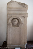 <center>Stèle en pierre.</center> Porciae L.F. Tertiae  Vxsvbiae  L.Asinivs  Ligvs, conivgi.