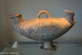 <center>Musée archéologique.</center>  Askos en forme d'oiseau stylisé.