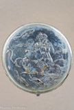 <center>Musée archéologique.</center>  Coupe du groupe du lynx. Verre soufflé incolore avec dégradations verdâtres. Décorations gravées avec représentation d'un ictiocentaure.