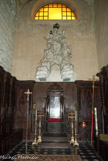 <center>Cathédrale de l'Assomption et de st Second.</center>Salle capitulaireavec un groupe en marbre de la Vierge du Rosaire, de l'école de Pierre Puget.